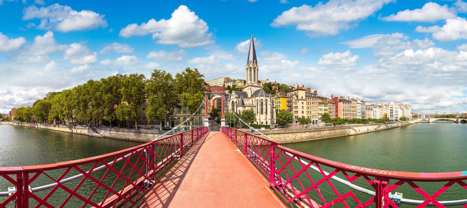 Jeu de piste œnologique et visite ludique lors d’une enquête immersive pour fédérer vos collaborateurs à la découverte du Vieux Lyon