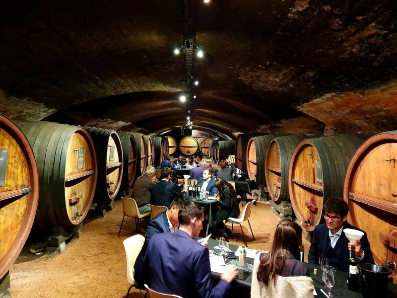 Plongez dans l'art de l'assemblage du vin en créant votre propre cuvée !