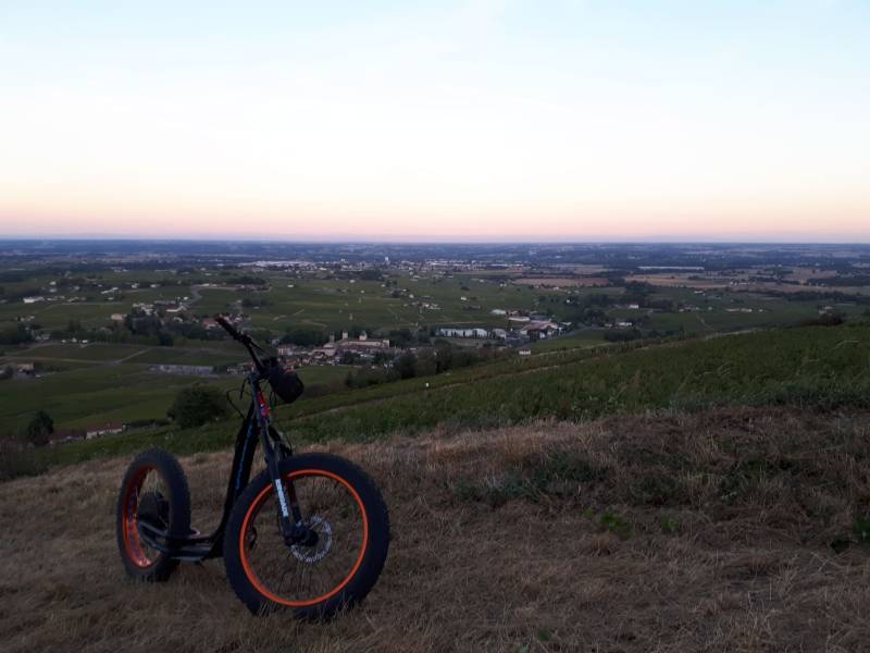 Excursion en trottinette électrique, journée incentive à la découverte du Beaujolais et de ses vignobles
