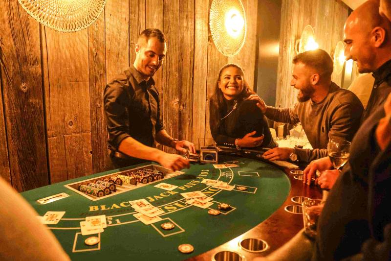 Casino, table de jeux traditionnelles, Blackjack, Roulette, Poker, animation pour soirée récompense sur Lyon et sa région.