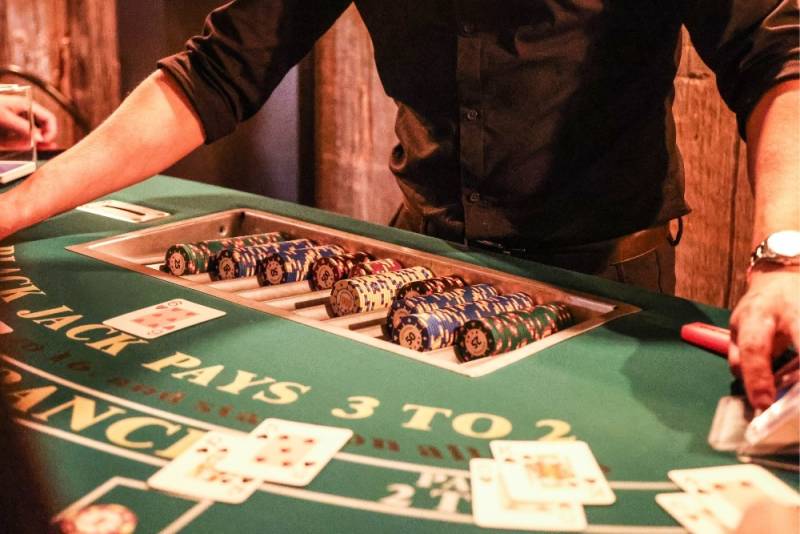 Casino, table de jeux traditionnelles, Blackjack, Roulette, Poker, animation pour soirée récompense sur Lyon et sa région.
