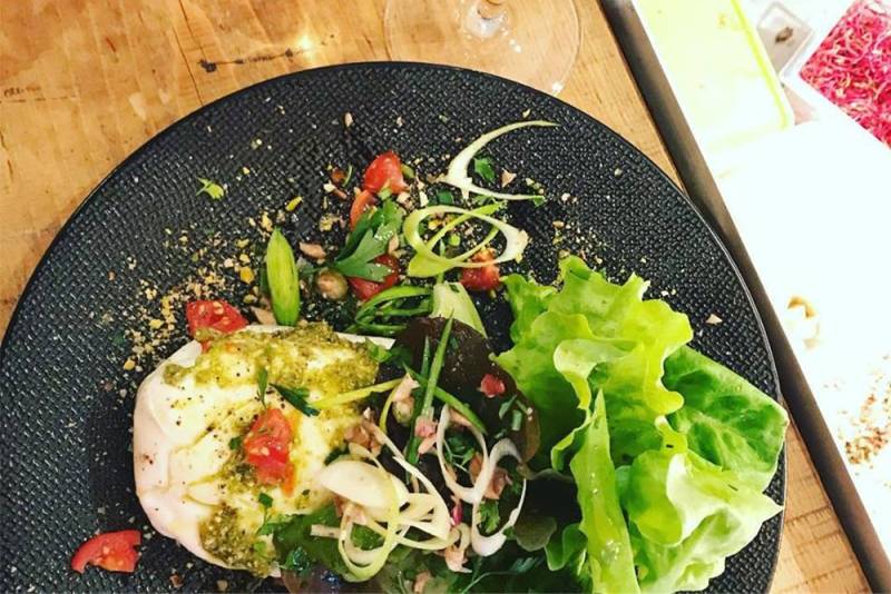 Repas d'affaire entre clients dans un bouchon lyonnais convivial autour des notes et des accords avec le vin dans le Vieux Lyon