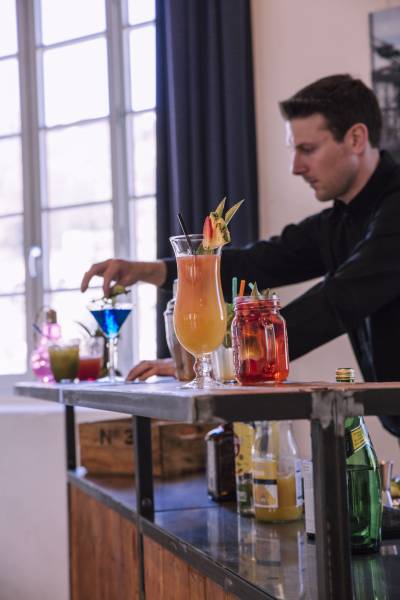 Show mixologie pendant votre activité création de cocktail pour votre team-building entre collaborateurs sur Luon et sa région