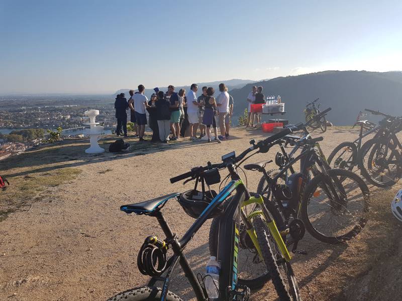 Journée incentive dans la Vallée du Rhône avec une balade en VTT et sa pause gourmande avec un panorama sur la Vallée du Rhône, proche de Lyon et sa région