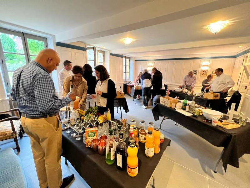 Atelier création de cocktail participatif pendant votre cocktail dînatoire professionnel à Villefranche-Sur-Saône proche de Lyon