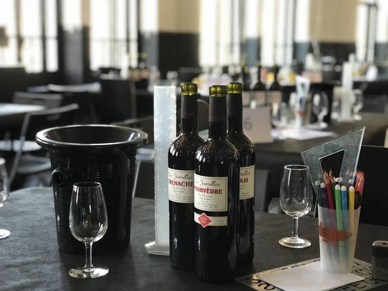 Création de votre propre vin pour votre entreprise une activité qui développe un sentiment d'appartenance à l'entreprise à Saint-Priest proche de Lyon