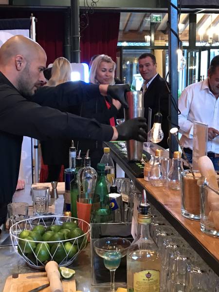 Atelier cocktail participatif à l'Abbaye Paul Bocuse pour votre soirée entre collaborateurs proche de Lyon et sa région 
