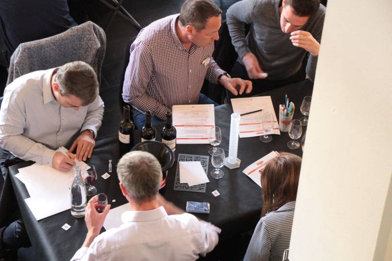 La création, la dégustation d'un vin dans une seule activité pour votre team-building sur Lyon et sa région