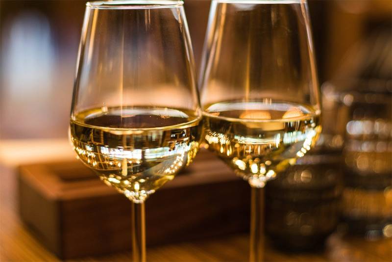 Dîner clients dans un bar à vins avec une dégustation commentée par un sommelier IDEGO dans le Vieux Lyon 