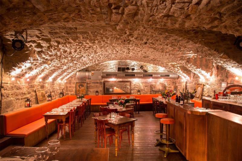 Animation création d'un vin avant votre dîner d'entreprise dans un bouchon lyonnais du Vieux Lyon