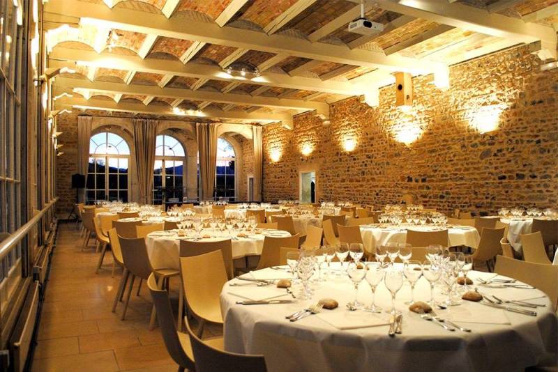 Optez pour une soirée privée pour fidéliser vos clients autour des sens, de l'oenologie et la gastronomie un moment mémorable et unique à réaliser sur Lyon et sa région Beaujolaise