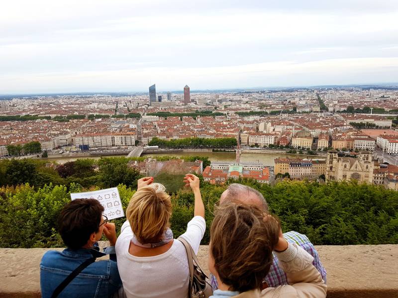 Jeu de piste œnologique et visite ludique lors d’une enquête immersive pour fédérer vos collaborateurs à la découverte du Vieux Lyon