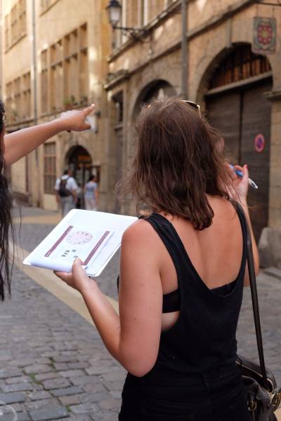 Jeu de piste œnologique et visite ludique lors d’une enquête immersive pour fédérer vos collaborateurs à la découverte du Vieux Lyon