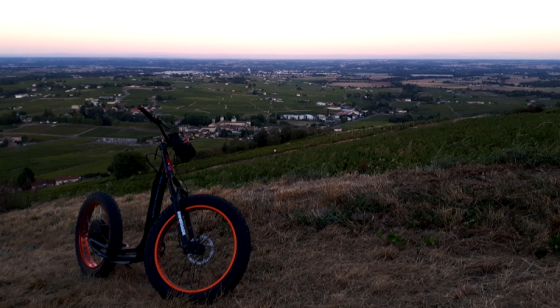 Excursion en trottinette électrique, journée incentive à la découverte du Beaujolais et de ses vignobles