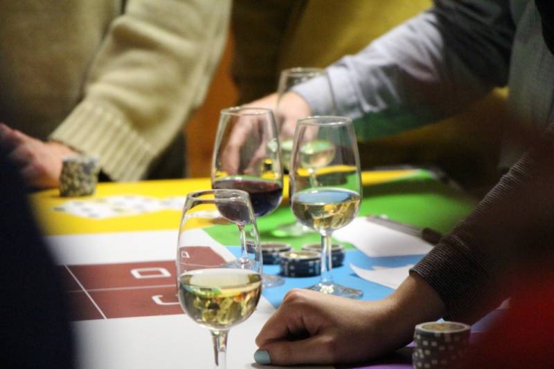 Apprendre le vin en jouant durant un séminaire