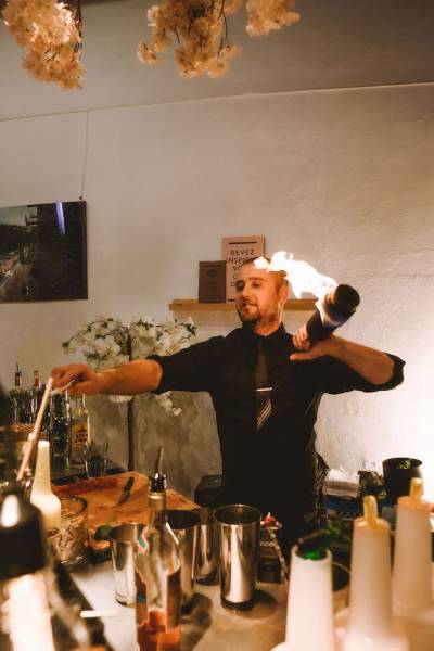 Show mixologie pendant votre activité création de cocktail pour votre team-building entre collaborateurs sur Luon et sa région