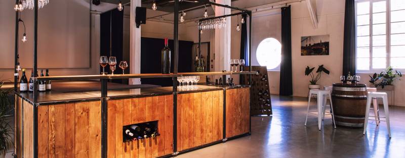 Bar à vin événementiel mobile pour vos cocktails dînatoires et service de vin au bar sur le lieu de votre choix à Lyon et sa région
