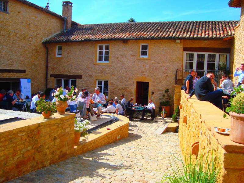 Circuit ludique, team-building et mâchon lyonnais au cœur des vignes pour votre événement d’entreprise proche de Belleville-en- Beaujolais