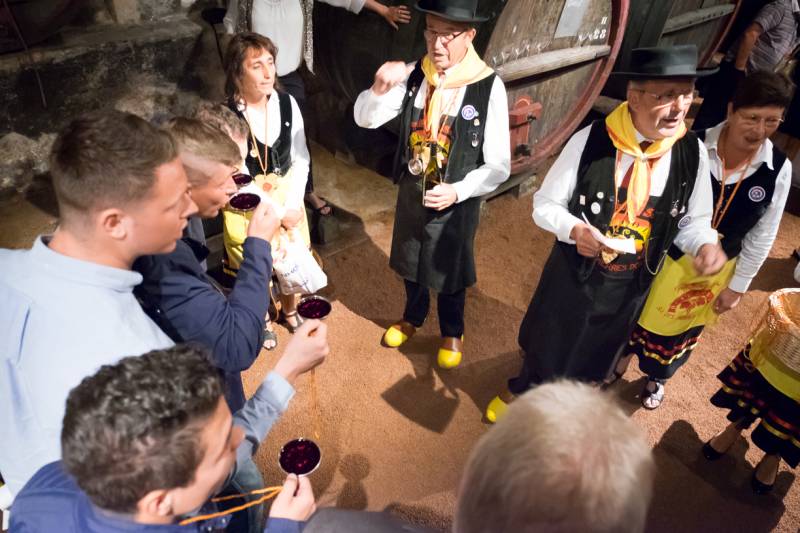 L’intronisation dans une confrérie du vin, animation traditionnelle et originale pour votre séminaire professionnel à Lyon et sa région