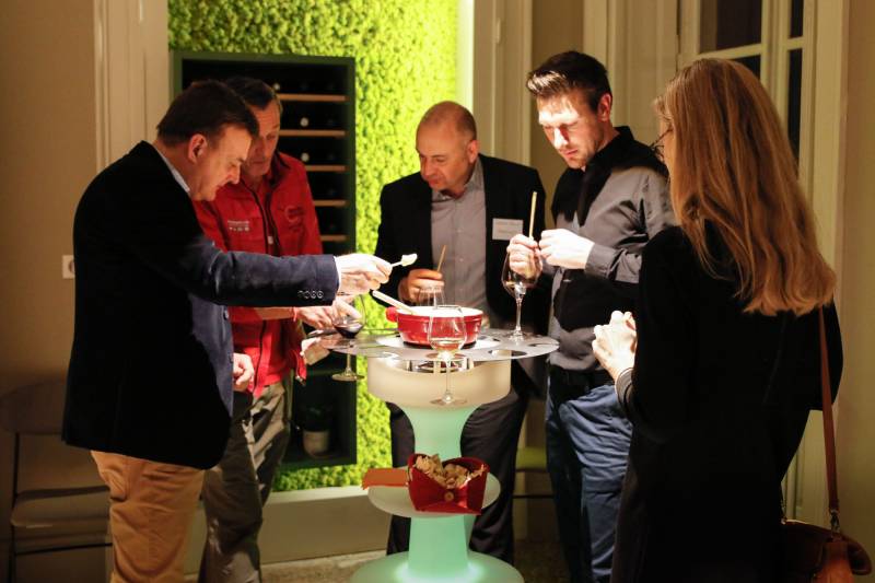 La soirée fondue, moment de partage entre collaborateurs pour un repas d’entreprise sur Lyon et sa région