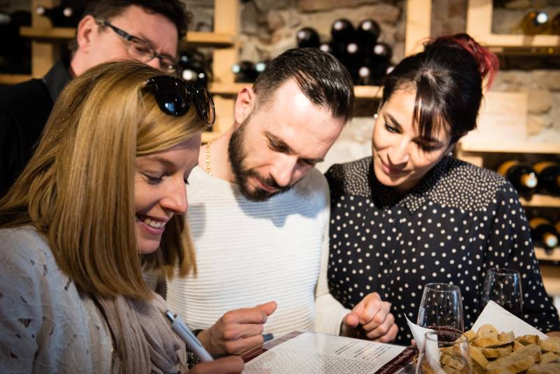 Jeu de piste œnologique et visite ludique lors d’une enquête immersive pour fédérer vos collaborateurs à la découverte du Vieux Lyon