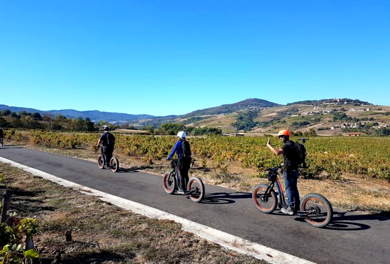 Excursion en trottinette électrique, journée incentive à la découverte du Beaujolais et de ses vignobles