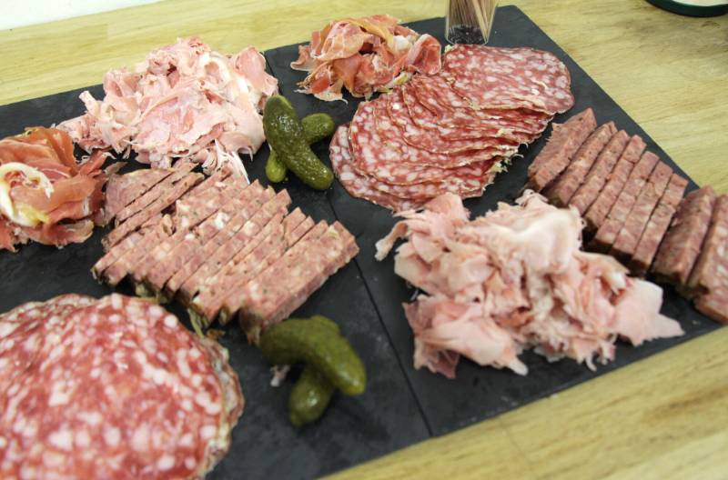 La soirée fondue, moment de partage entre collaborateurs pour un repas d’entreprise sur Lyon et sa région