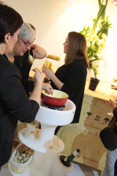 La soirée fondue, moment de partage entre collaborateurs pour un repas d’entreprise sur Lyon et sa région