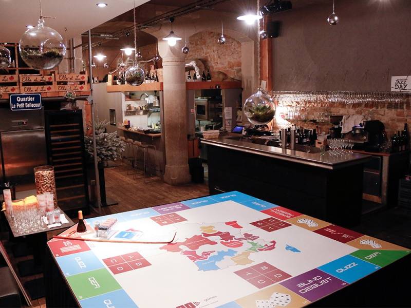 Dîner d'entreprise dans un bouchon lyonnais avec une activité team-building et notre table de jeu du Winer dans le Vieux Lyon