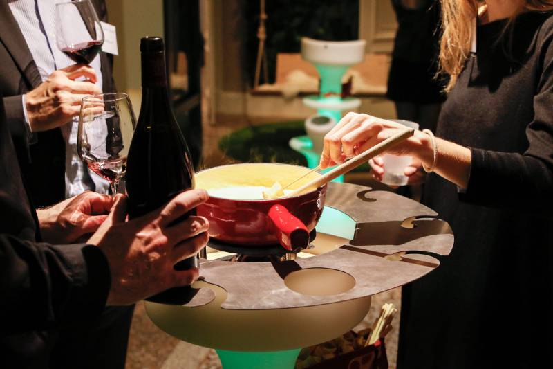 La soirée fondue, moment de partage entre collaborateurs pour un repas d’entreprise sur Lyon et sa région